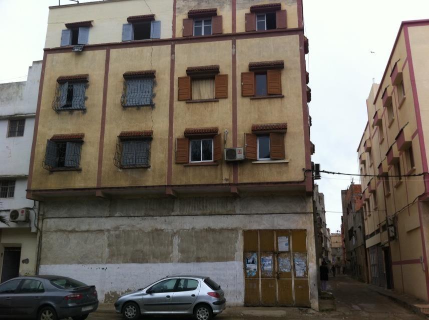 محل تجاري خام في شارع مروج بشكل جيد