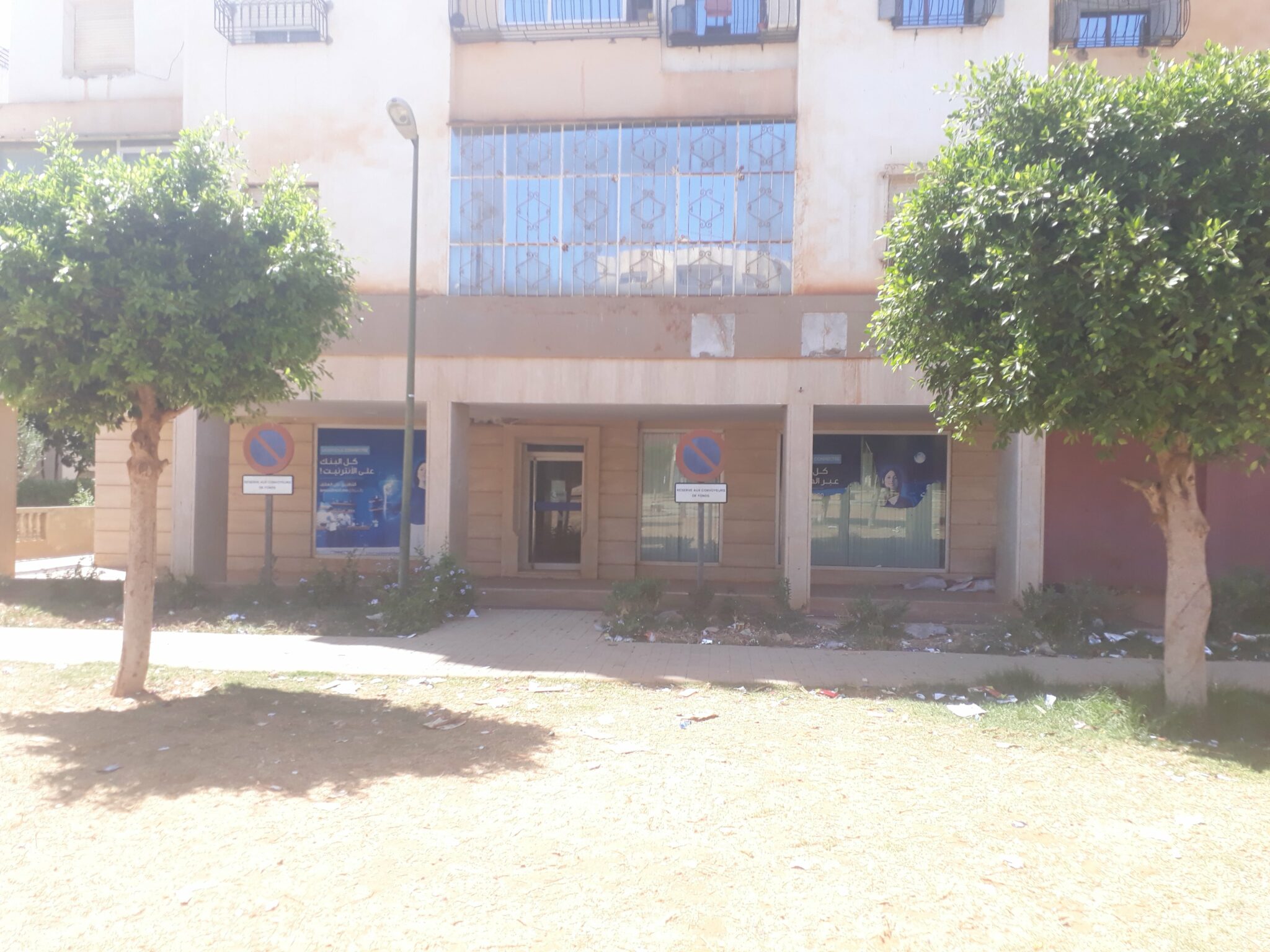 vue extérieur d'un local commercial à vendre sur Sala Al Jadida et pas loin du centre commercial Marwa et mosquée Addoha