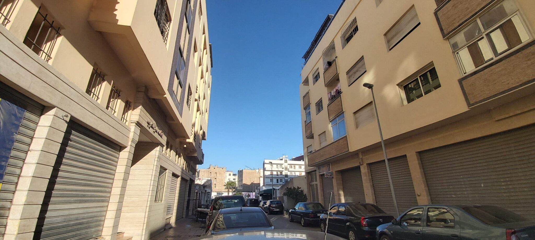 مبنى ببوسيجور و بتلاثة طوابق مختلفة المساحات(563,21,و273متر²)