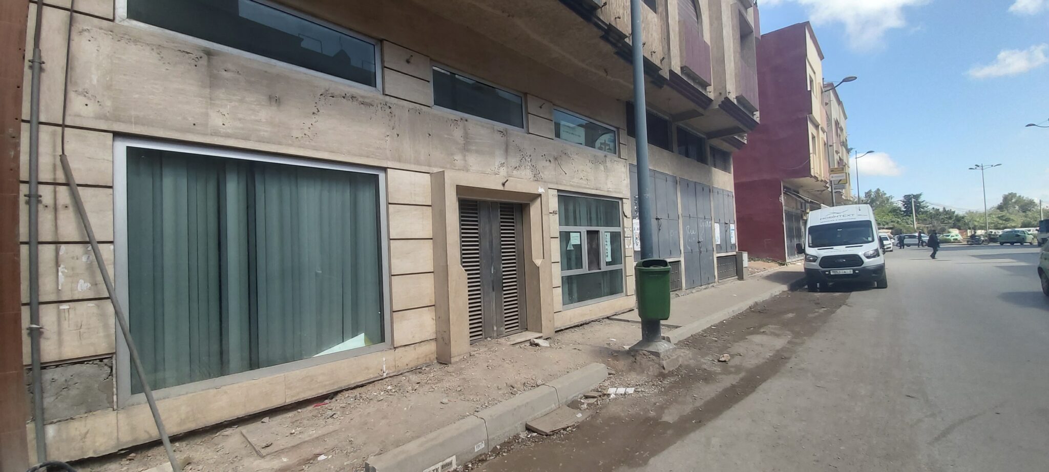 vue extérieur d'un local commercial à vendre à Ennahda Rabat sur l’avenue Moulay Idriss premier